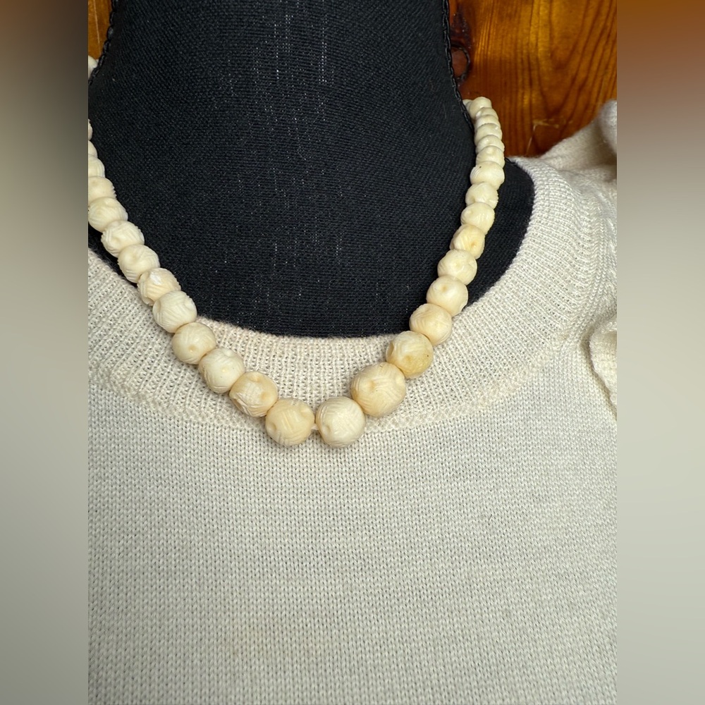 Vintage‎ carved necklace